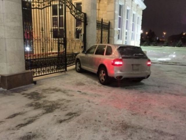 В Астане пьяный полицейский на Porsche Cayenne въехал в президентский дворец (2 фото)