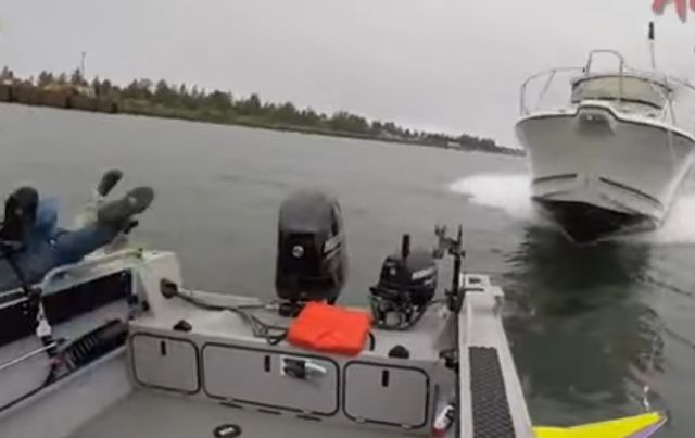 Рыбаки едва успели выпрыгнуть из лодки перед столкновением с катером (6 фото + видео)