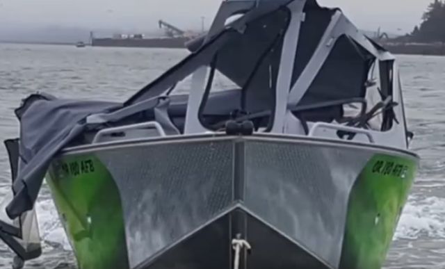 Рыбаки едва успели выпрыгнуть из лодки перед столкновением с катером (6 фото + видео)