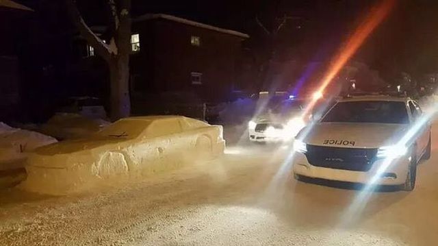 Канадец разыграл полицию с помощью снежной скульптуры (5 фото)