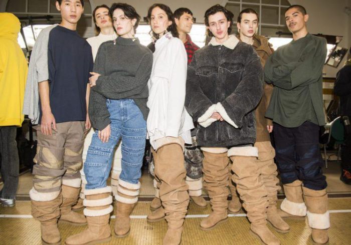 На Неделе моды в Париже представили угги-ботфорты (4 фото)