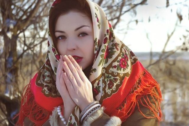 Благодаря фотосессии в платке девушка стала «символом славянской чистоты» (3 фото)