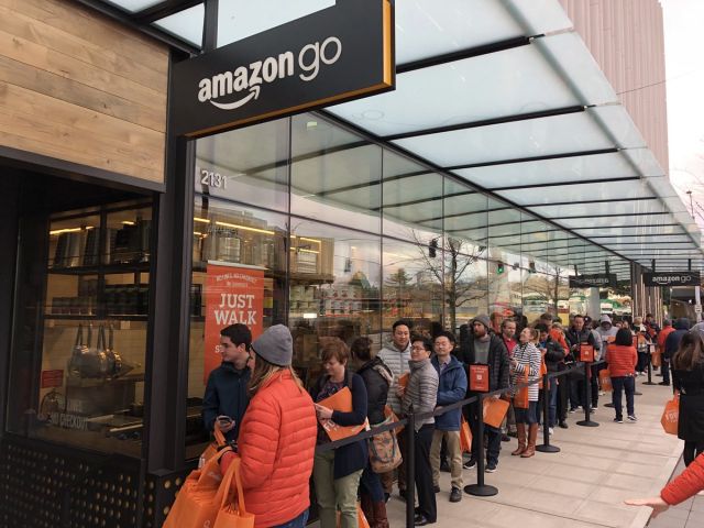 Автоматический магазин Amazon Go, в котором не должно быть очередей, столкнулся с ними в день открытия (6 фото)