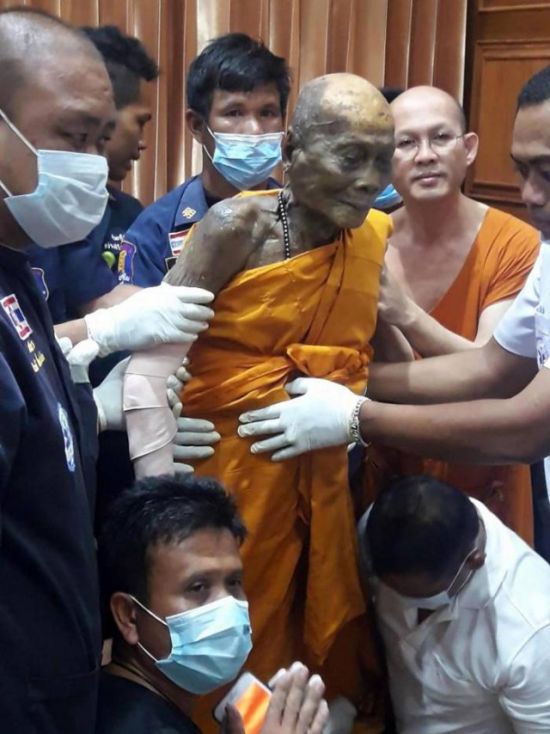 На лице умершего два месяца назад буддийского монаха обнаружили улыбку (4 фото)