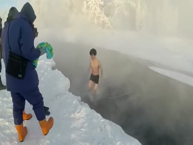 Японец искупался в водоеме Оймякона в 60-градусный мороз