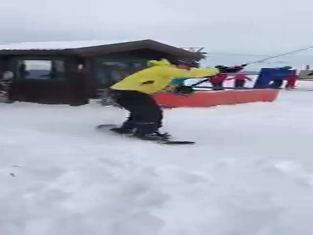 Начинающие сноубордисты и бугельный подъемник
