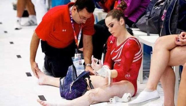 Бывший врач сборной США по гимнастике Ларри Нассар приговорен к 175 годам тюрьмы за домогательства к спортсменкам (2 фото)