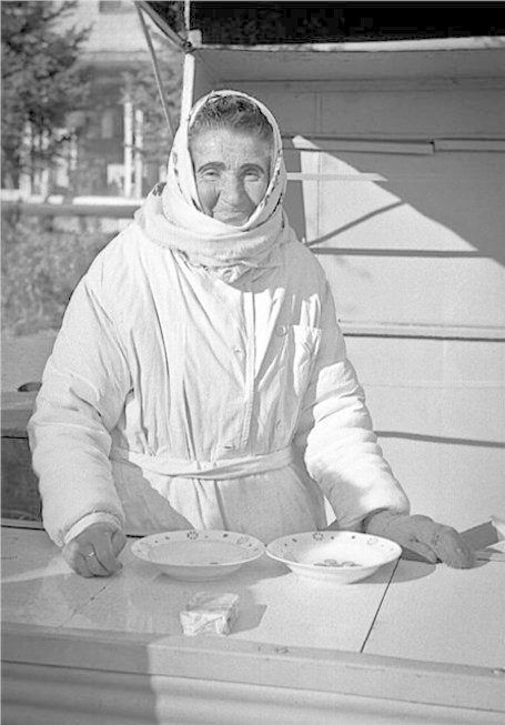 Зинаида Синицына - продавщица мороженого, в честь которой установили памятник (11 фото)