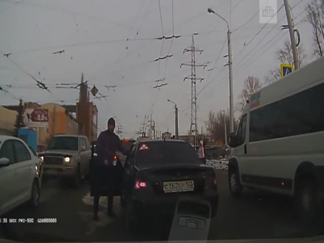 Конфликт между маршрутчиком и автомобилистом в центре Уфы