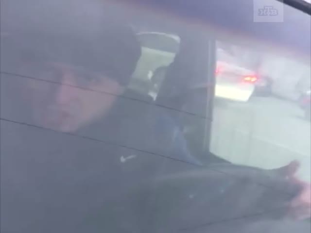 Полицейского прокатили на капоте: видео от первого лица