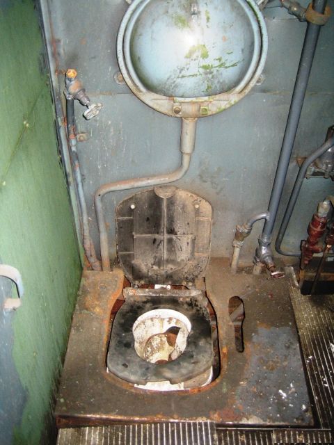 Как выглядят туалеты на тепловозах и электровозах (7 фото)