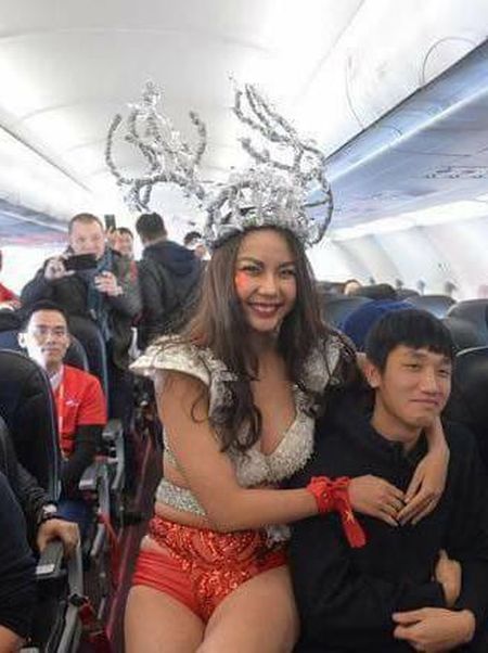Вьетнамского авиаперевозчика раскритиковали за "развратное" поздравление футболистов (4 фото)