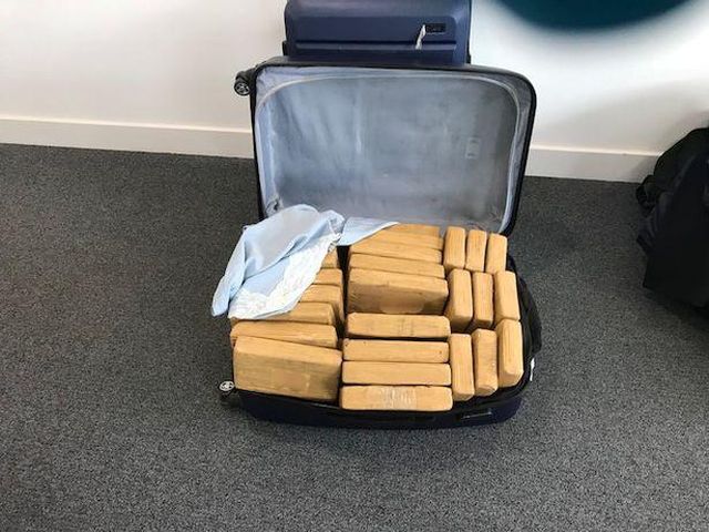 В Великобритании в частном самолете обнаружили кокаин на 70 млн долларов (3 фото)