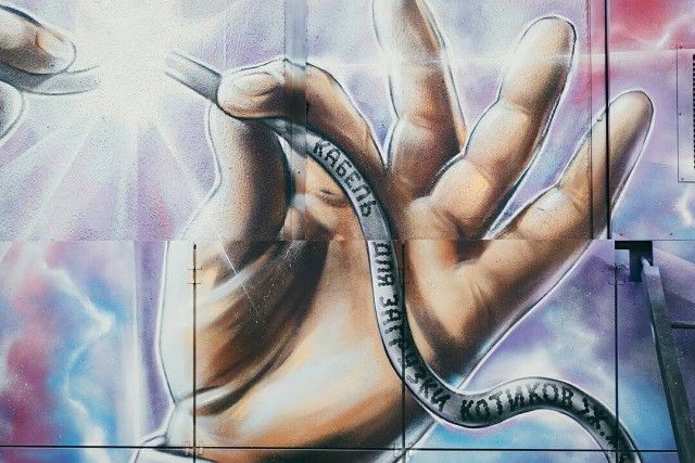 В Сочи появилось креативное граффити с Николой Теслой (4 фото)
