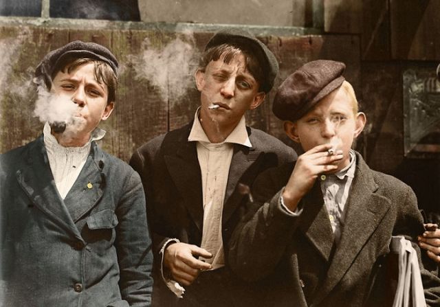 Дети-рабочие на раскрашенных снимках Льюиса Хайна (10 фото)