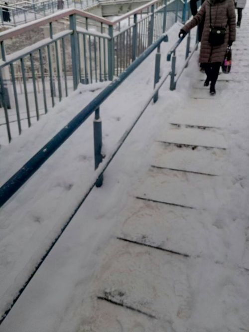 Нечищеные пешеходные мосты на железнодорожной станции Монино (3 фото)