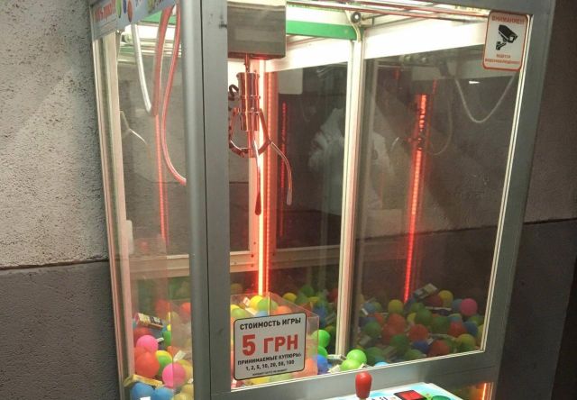 Игровой автомат с необычным наполнением (2 фото)