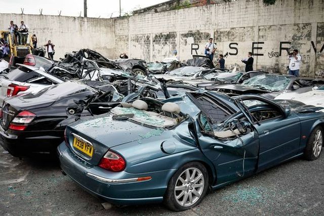 Президент Филиппин Родриго Дутерте приказал уничтожить десятки люксовых авто (6 фото)