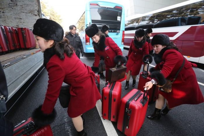 Северокорейские болельщицы на Олимпиаде в Пхёнчхане (7 фото)