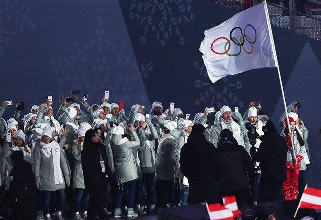 Российские спортсмены на церемонии открытия Зимних Олимпийских игр в Пхёнчхане (4 фото + видео)