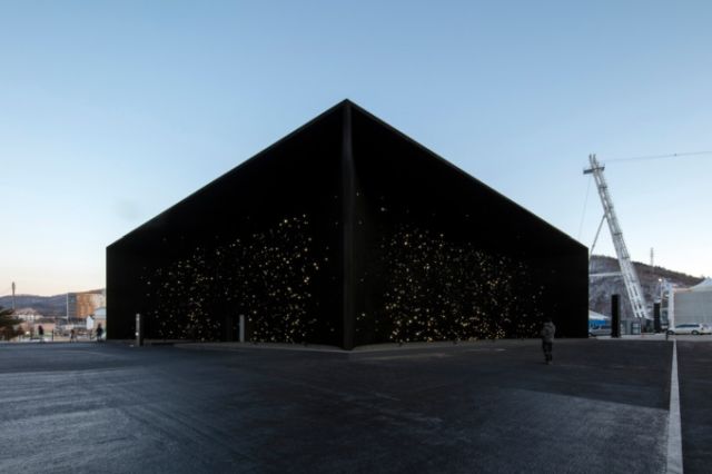 В Пхёнчхане построили самое черное в мире здание (9 фото + видео)
