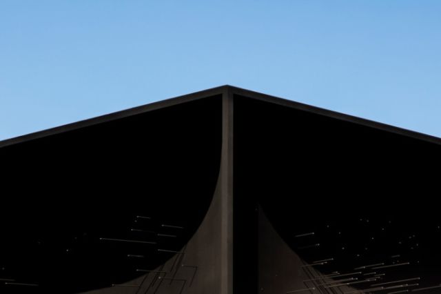 В Пхёнчхане построили самое черное в мире здание (9 фото + видео)