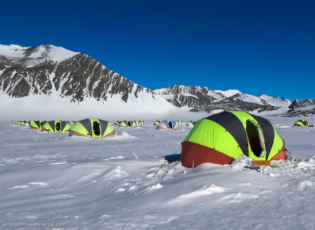 Палаточный лагерь в Антарктиде (5 фото)