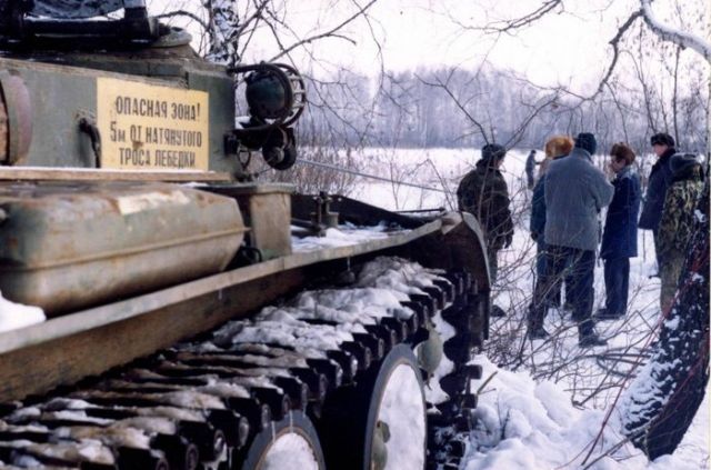 Как поднимали танк ОТ-34 из Черного озера (5 фото)