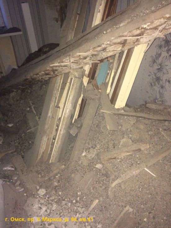 Аварийный дом в Омске на грани обрушения (5 фото)