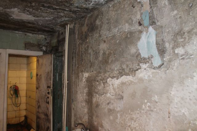 Тюменский гниющий дом пугает своим видом местных жителей (6 фото)