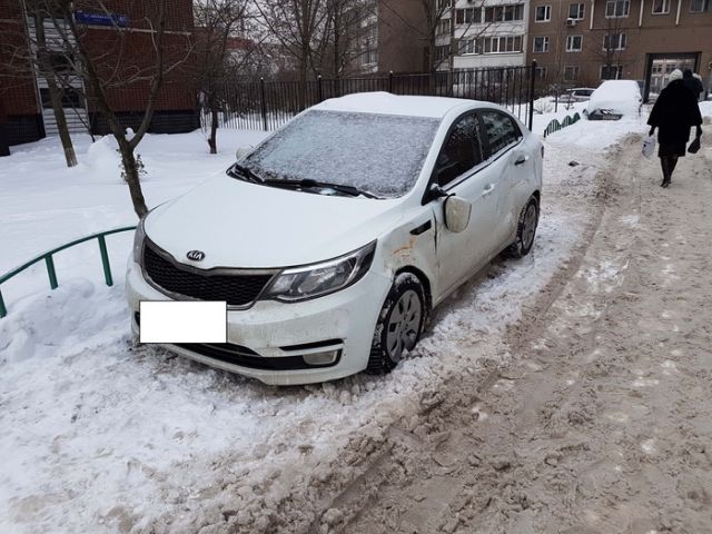 В Москве вместе со снегом уходит асфальт (5 фото)