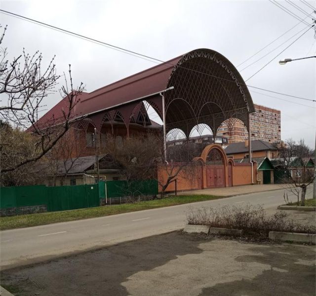 Королевский соседский навес (3 фото)