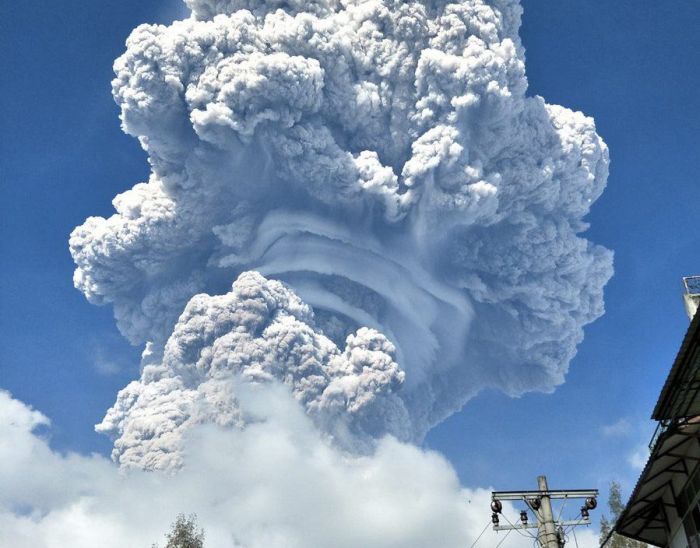 Зрелищное извержение вулкана Синабунг (4 фото)