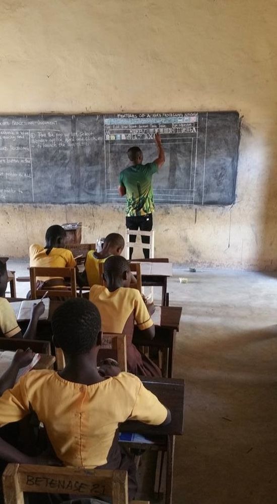 Бюджетный урок информатики в африканской деревне (3 фото)