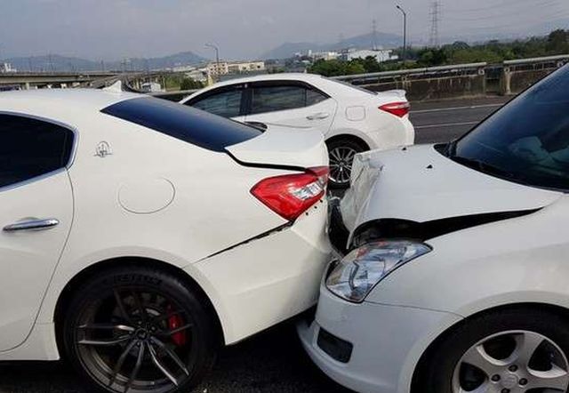 Авария в Тайване (3 фото)