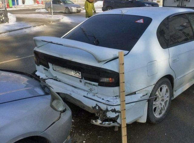 Владелец автомобиля из Новосибирска затонировал заднюю оптику и попал сразу в две аварии (4 фото)
