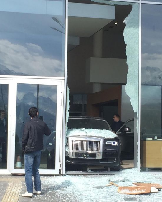 Посетитель шоурума Rolls-Royce разбил машину и стекло салона (2 фото)