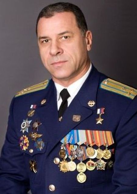 Герой России – пилот Валентин Падалка (3 фото)