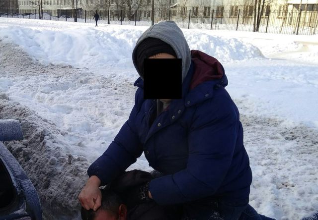В Петербурге сотрудником МЧС пойман вор, укравший аккумулятор (5 фото)