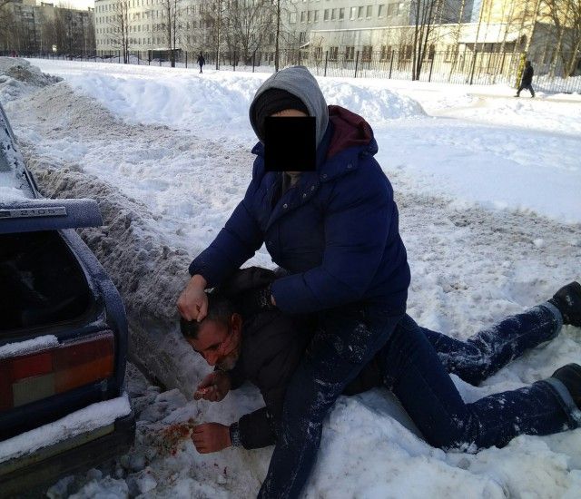 В Петербурге сотрудником МЧС пойман вор, укравший аккумулятор (5 фото)