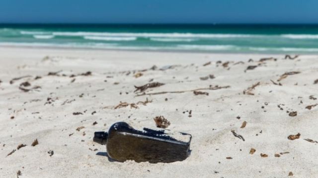 Послание из прошлого - в бутылке у берегов Австралии (4 фото)
