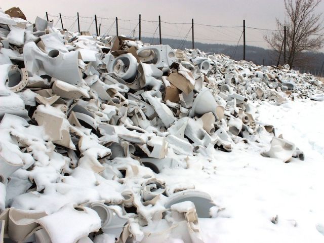 В Чувашии не успели убрать «кладбище унитазов» (4 фото)