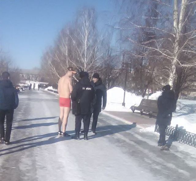 Щедрый парень из Челябинской области раздаривал тюльпаны в день 8-го марта (4 фото)