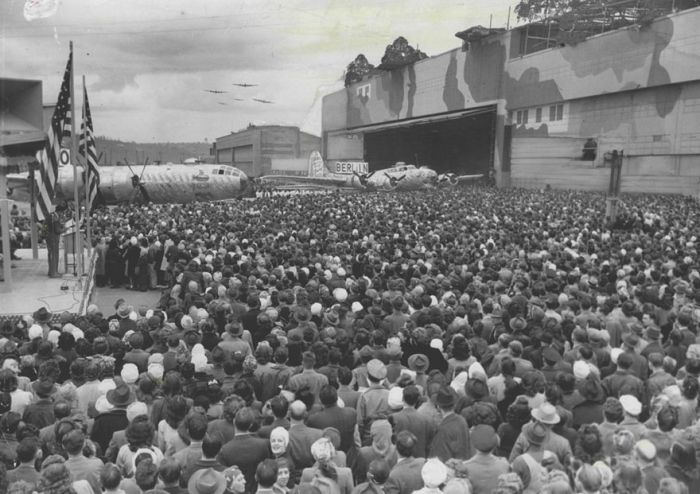 Поддельный город на крыше фабрики: как компания Boeing защищалась во время Второй мировой войны (17 фото)