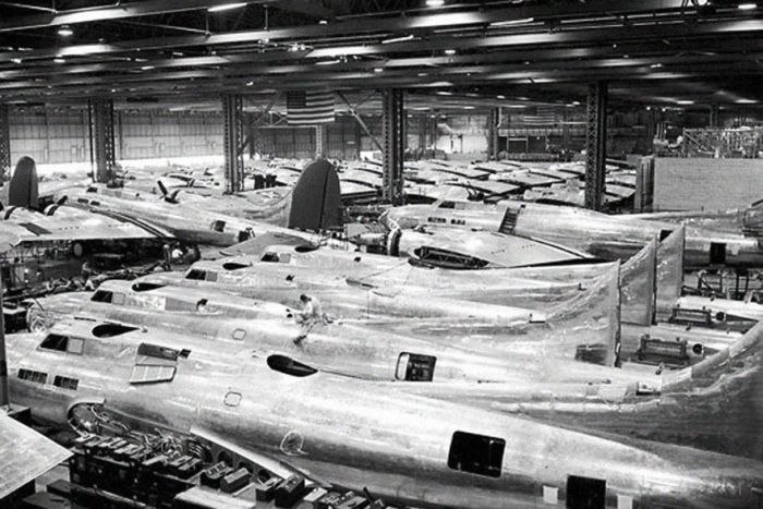 Поддельный город на крыше фабрики: как компания Boeing защищалась во время Второй мировой войны (17 фото)