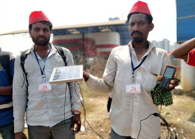 Марш индийских фермеров с солнечными панелями на голове (5 фото)