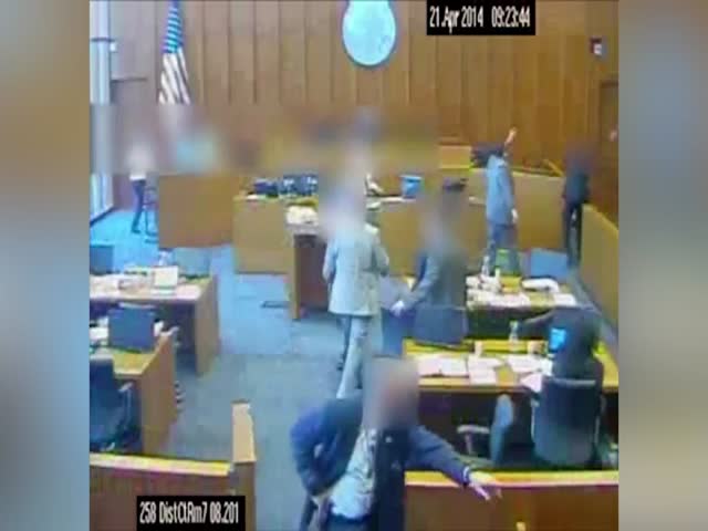 Американский преступник из банды Crips напал на свидетеля в зале суда