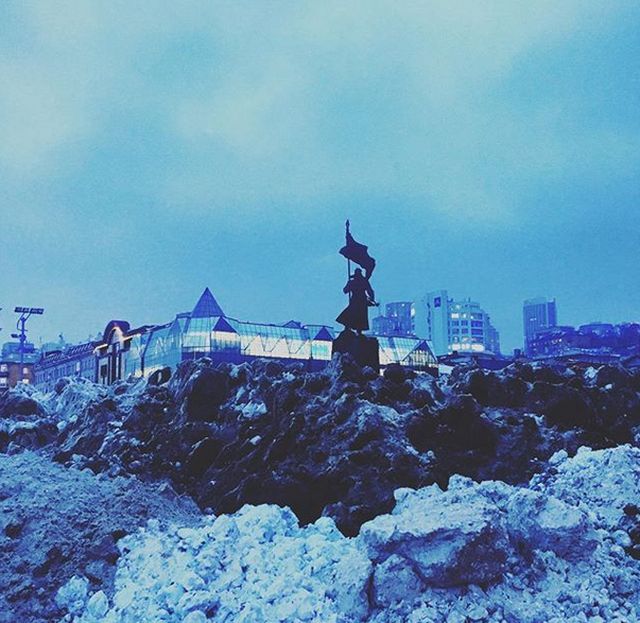 Центр Владивостока в сугробах грязного снега (7 фото)