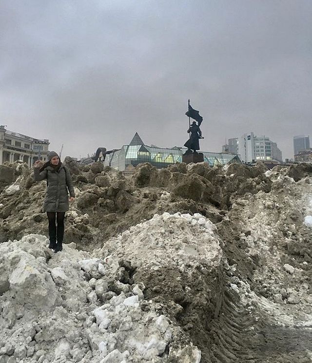 Центр Владивостока в сугробах грязного снега (7 фото)