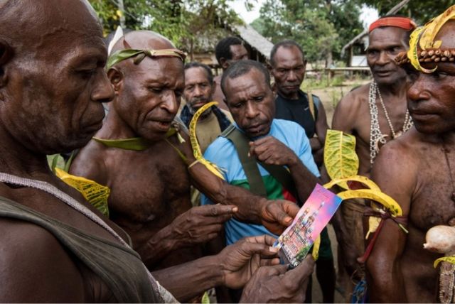 Продолжил деятельность предка: потомок Миклухо-Маклая посетил племя папуасов, с которым встречался его пра-пра-прадед (9 фото)